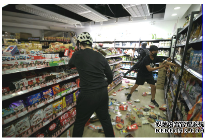 【修例風波】示威者縱火破壞荃灣商戶 搗亂零食店毀銀行櫃員機