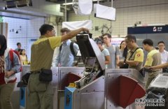 沐鸣总代理第一城站僅開放一個出入口 市民排長龍出閘