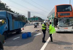 沐鸣iOS版APP下载巴士撼运鱼货车 鲜鱼散落青沙公路