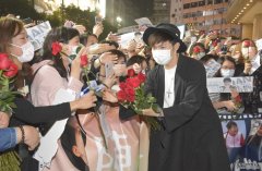 沐鸣iOS版APP下载200粉丝铜锣湾捧场 Ian@MIRROR备100支玫瑰唔够派