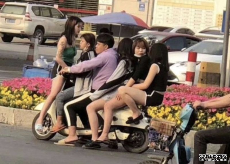 沐鸣直属代理东莞男铁骑同时载5名女子 网民:羡慕、嫉妒、恨!