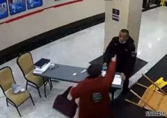 沐鸣总代理大妈硬闯医院不果掴保安四巴掌 警方到场仍躺地大哭