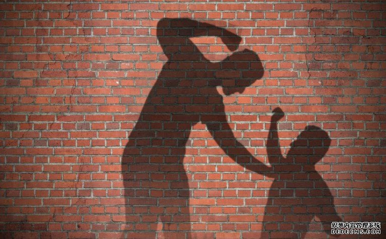 沐鸣注册链接台醉酒男街边讲电话闹人 遭途人误会引发围殴