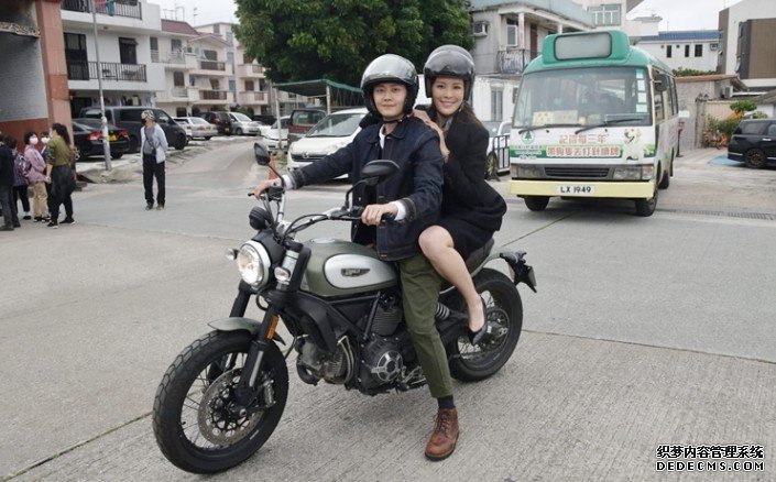 沐鸣平台挂机软件下载首揸电单车拍剧 张振朗大胆载张曦雯衝入人群