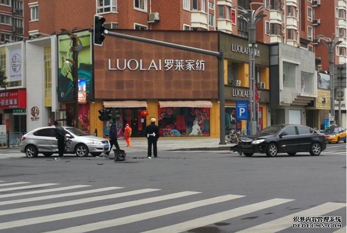 沐鸣平台登录难得一见，奇瑞A3三厢版撞击两厢版侧面，网友：俩铁疙瘩搅一块