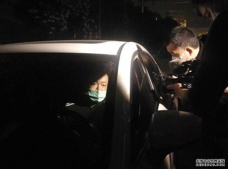 沐鸣注册男子急见妻儿提前8小时等待解封 成武汉出城第一人