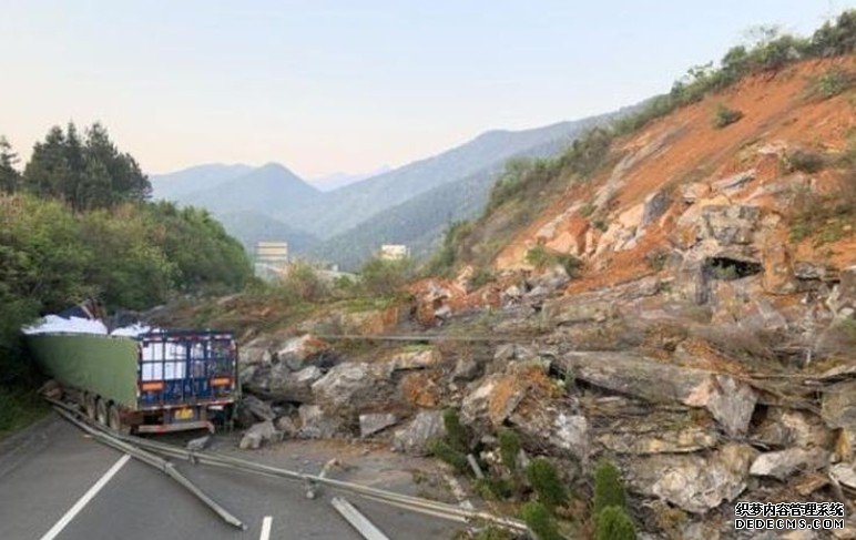 沐鸣主管武深高速公路现大面积山泥倾泻 交通中断