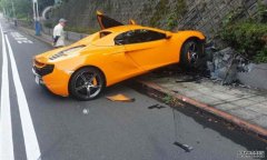 沐鸣总代理恍一恍神 逾百万超跑自炒撞山司机欲哭无泪