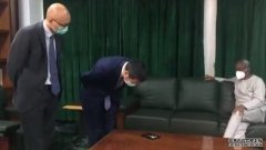 传驻尼日利亚大使沐鸣直属总代「鞠躬道歉」中使馆澄清低头看手机