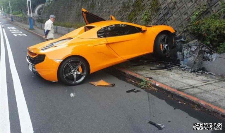 沐鸣直属代理 恍一恍神 逾百万超跑自炒撞山司机欲哭无泪