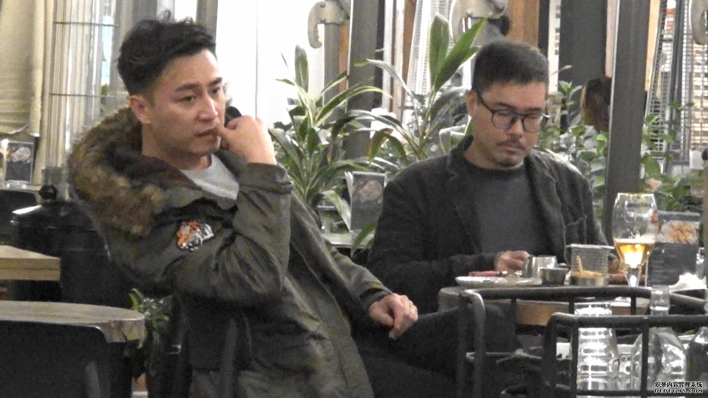 沐鸣手机app 约友人Happy Hour吹水 张建声放负后一身鬆晒