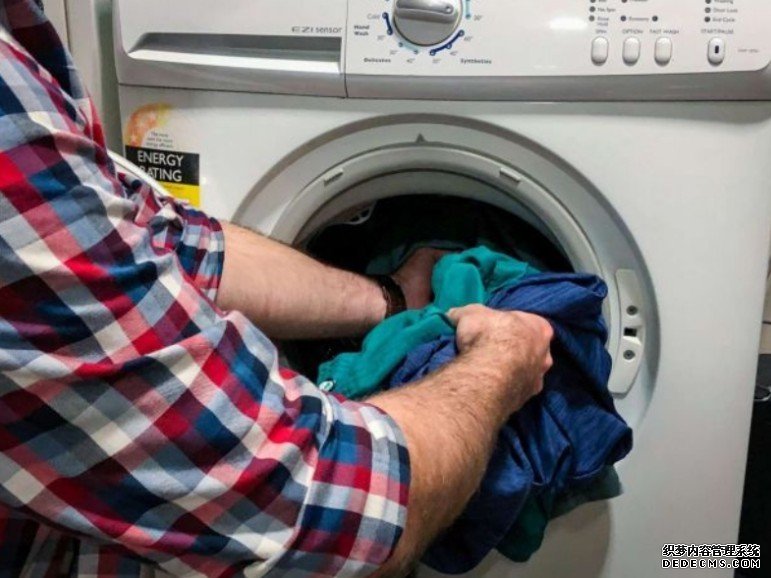 沐鸣主管 不满儿子帮忙做家务出言斥责新抱 奶奶：男人做家务身体会变差