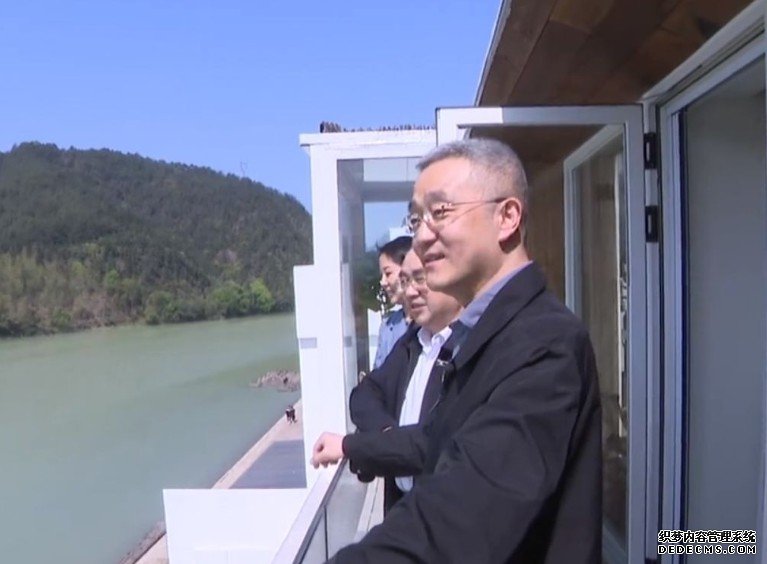 沐鸣主管胡海峰拍片介绍风光 邀游客游丽水