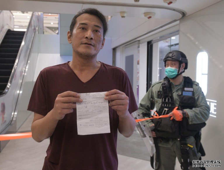 黑衣人群续新城市游走叫口号沐鸣注册 男子违限聚令获告票