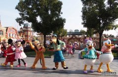 上海迪士尼今重开 沐鸣总代理民众早上6时到场排队