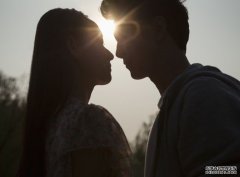 沐鸣主管女友酩酊大醉失控大叫 男友献吻安抚舌头惨遭咬断一半