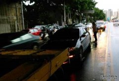 沐鸣苹果版APP下载大雨妇人路中汽车抛锚 暖警紧急救难帮助脱困