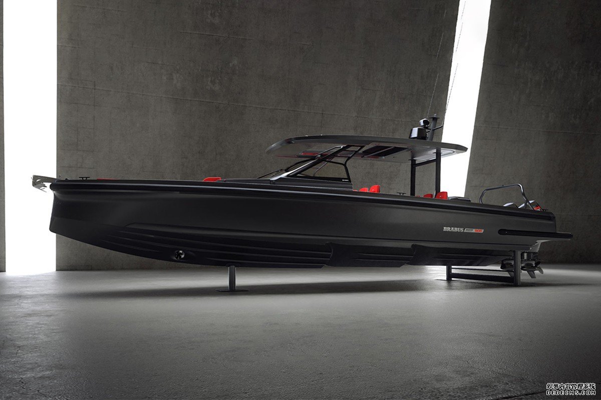 沐鸣登录网址Brabus Marine制造了一艘900马力的“黑色行动”快艇