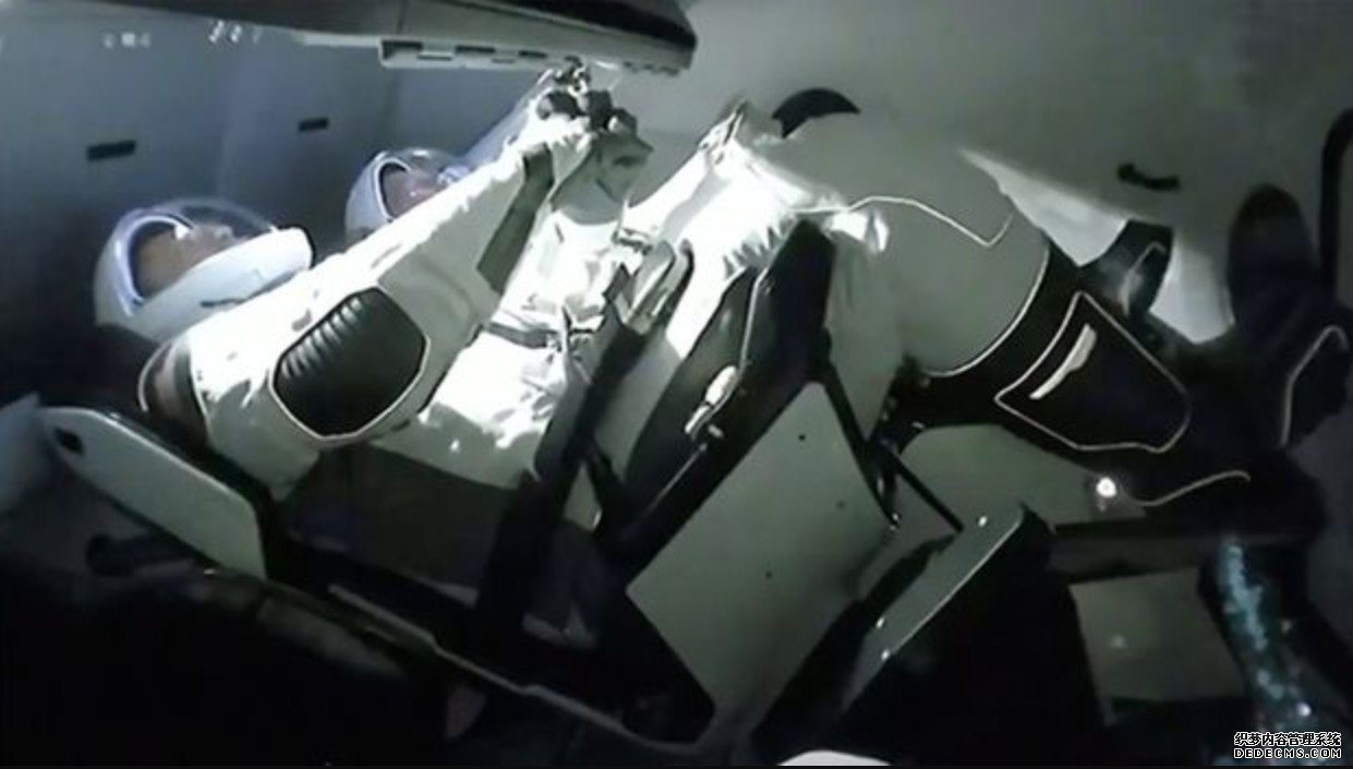 沐鸣软件下载SpaceX载人龙飞船上两宇航员进入国际空间站