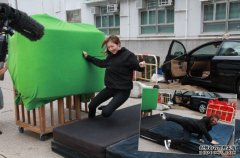 上位小花首拍撞车戏沐鸣手机版下载 何依婷百无禁忌话刺激