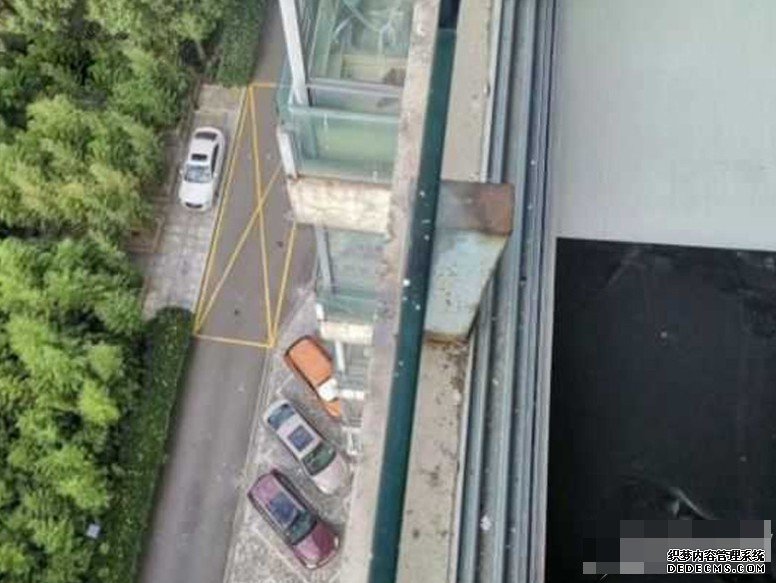 男子租用露台改装劏房沐鸣招商主管 睡梦中10楼堕下砸中汽车