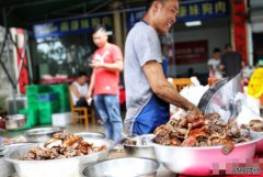 沐鸣代理招商玉林狗肉节如期举行 肉贩无戴口罩处理烹调