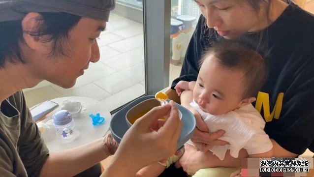 疫情下留家贺结婚沐鸣软件下载六周年  古巨基夫妻喂Kuson食糊仔都心甜