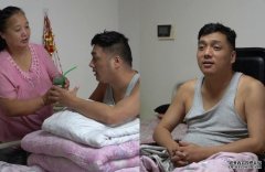 32岁汉疑吃隔夜菜沐鸣招商主管致失明瘫痪 母贴身照顾