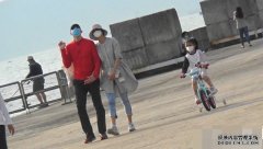 【头条独家】两公婆陪囡囡公园踩单车 梁咏琪甜拖老公劲温馨