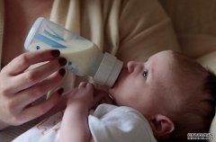 粗心妈误用洗洁沐鸣总代理精冲奶粉 4个月大B送院洗胃