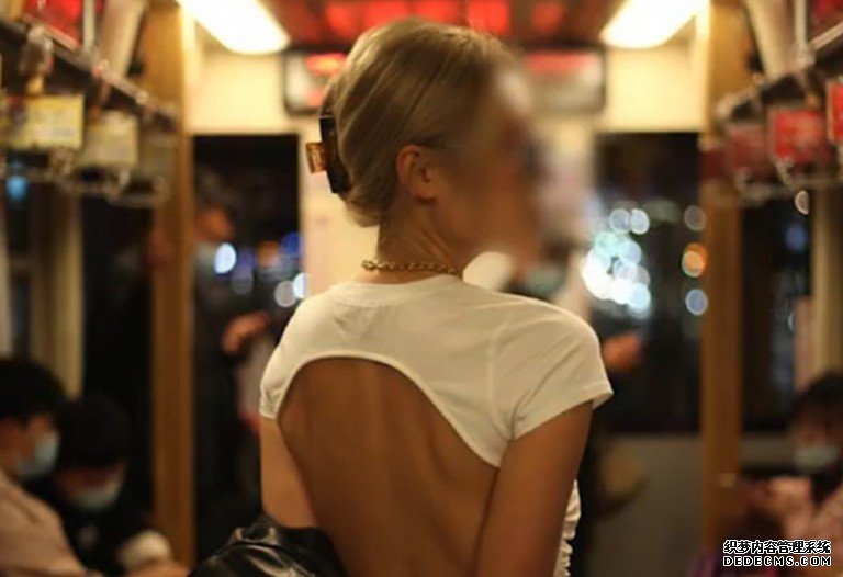 沐鸣总代理女子电车内露背拍性感照 遭批评不雅影响学生