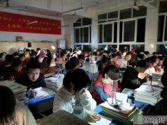 沐鸣总代理四川高中学生停电淡定答卷 漆黑中自备枱灯温习获老师讚