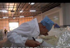 沐鸣总代理螺蛳粉造就「笋工」闻臭师 日闻300吨酸笋年薪50万人仔     