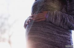 台女怀胎10月毫沐鸣代理开户不知情 腹痛入院后分娩：莫名就当妈了