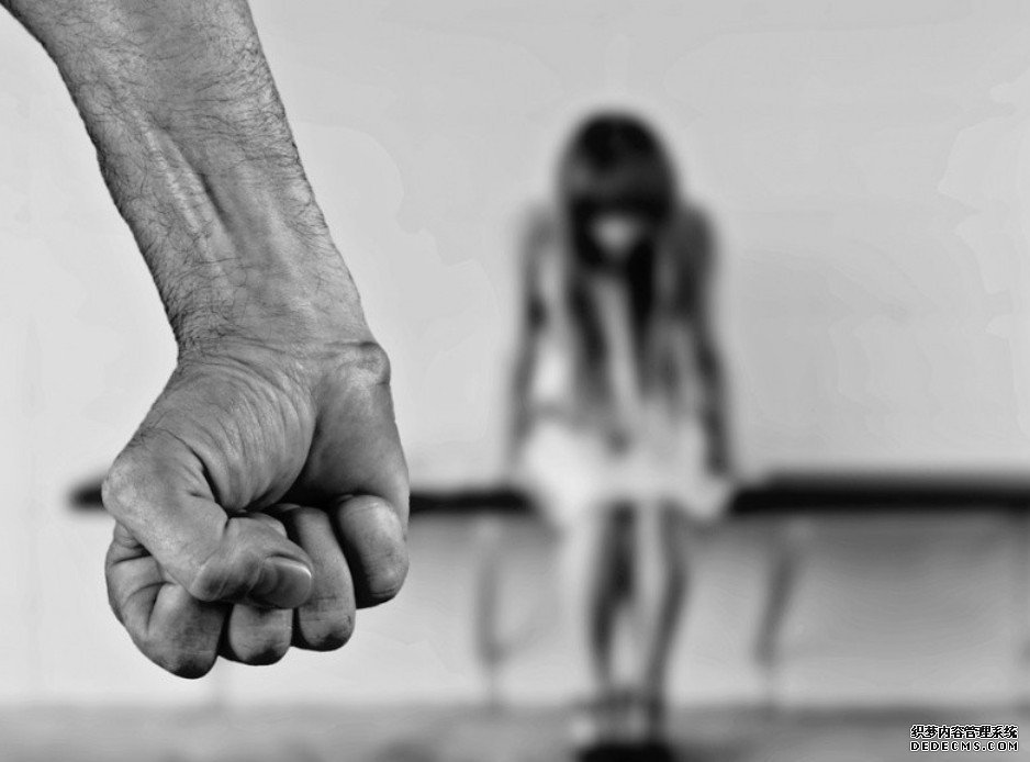 4岁女遭虐打喂沐鸣总代理毒致死 狠妈及男友合谋埋尸