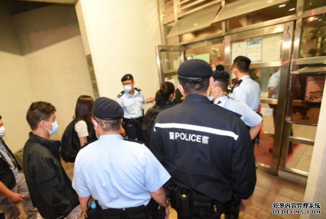 沐鸣平台开户重案组赴富东邨查掷腐液案 另拘一藏毒青年