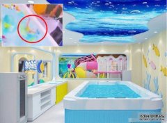 妈妈忙玩手机 沐鸣直属总代男婴泳池遇溺近4分钟没人理