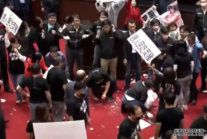 沐鸣主管苏贞昌发表《施政报告》 被蓝营掷猪内脏