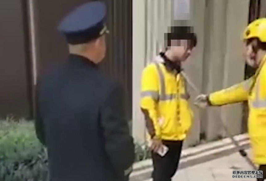 沐鸣总代理因拒绝登记保安用钢叉锁住外卖员 同事怒斥：你把他当人了吗？
