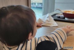 一家四口外沐鸣手机版登录出用膳分枱坐 痴身大仔狂喊港妈无奈：似生离死别