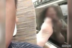 女子高铁上脱鞋沐鸣总代理放窗边 前排乘客被熏醒