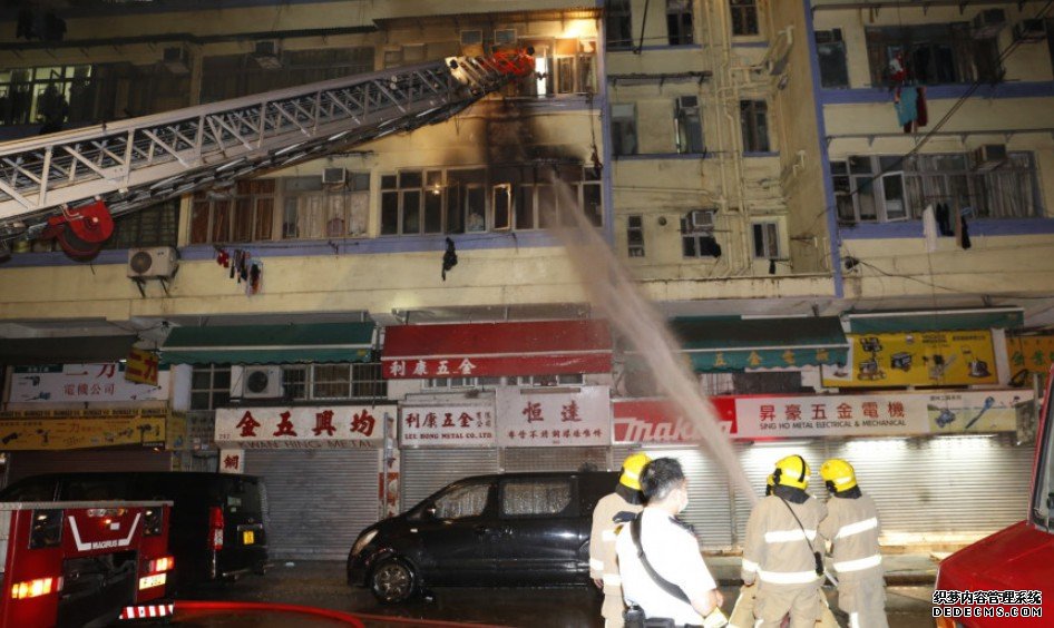 油麻地板间房起火1死13伤包括一名消沐鸣手机版登录防员 男子倒毙梯间