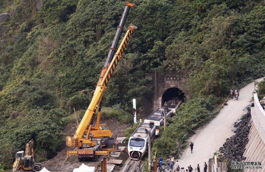 车厢下疑有遗体 救援沐鸣总代理人员加强搜索