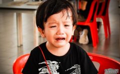 沐鸣直属代理孩子点餐后反悔哭闹惹侧目 妈妈解释无效1个动作获讚：做得好！