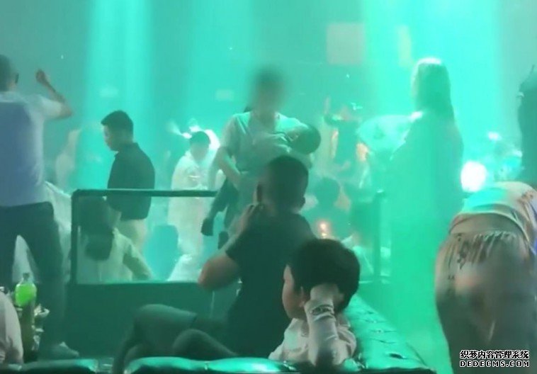 北女子的士高沐鸣总代理抱B边跳舞边哄睡 目击者:不可思议