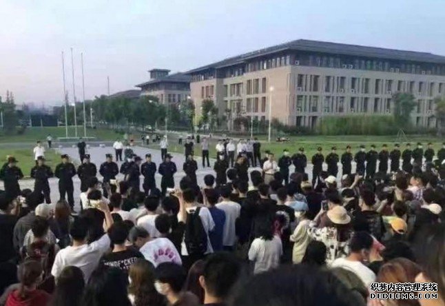 反对两学院合併 南京学生禁锢院长沐鸣直属代理逾30小时与警爆衝突