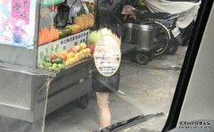 台长髮全裸中女沐鸣代理 手持木瓜牛奶大摇大摆逛街