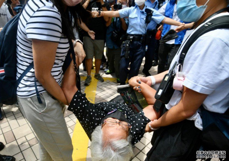 沐鸣平台怎么注册「王婆婆」企图擅闯法庭范围遭警抬走