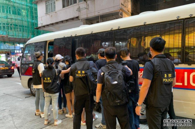 沐鸣登录上海街捣非法赌档 1负责人及7赌客就擒