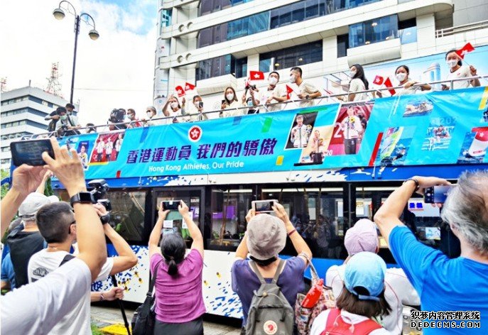 沐鸣APP下载凯旋巡游|港将乘开篷巴现身 市民夹道挥手喝采
